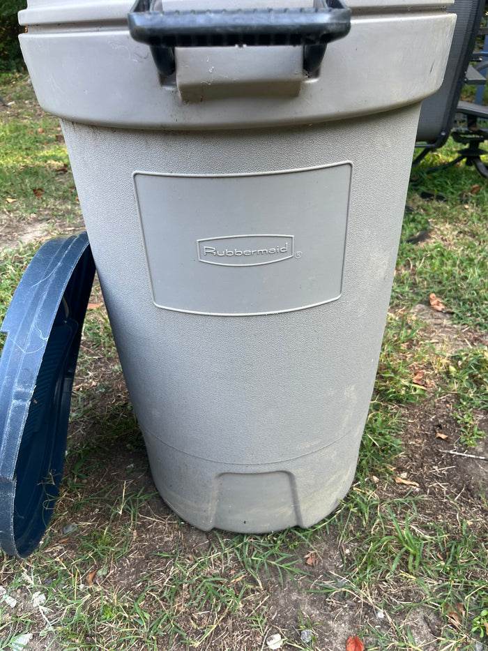 Rubbermaid Roughneck Rolling Plastic Trash Can with Lid, 32"H