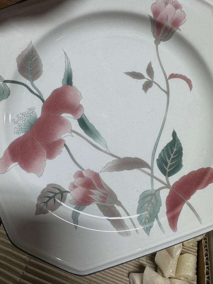 20-Piece Mikasa Silk Flowers F3003 China Set in Box