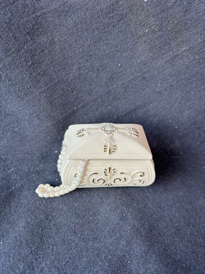 Lenox “Playing With Pearls” Chest Figurine