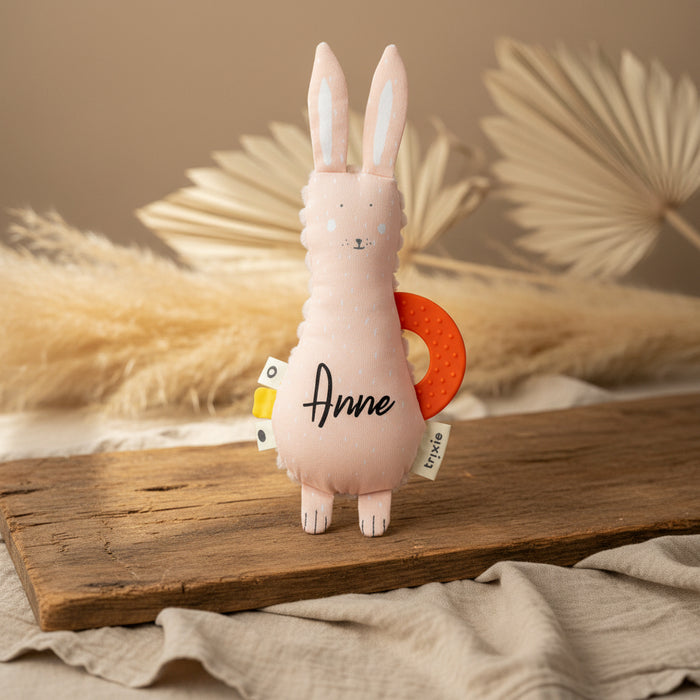 Personalisiertes Trixie Mini-Aktivitätsspielzeug Frau Hase in Rosa mit Name – Babyspielzeug mit Beißring, Spiegel und Glöckchen