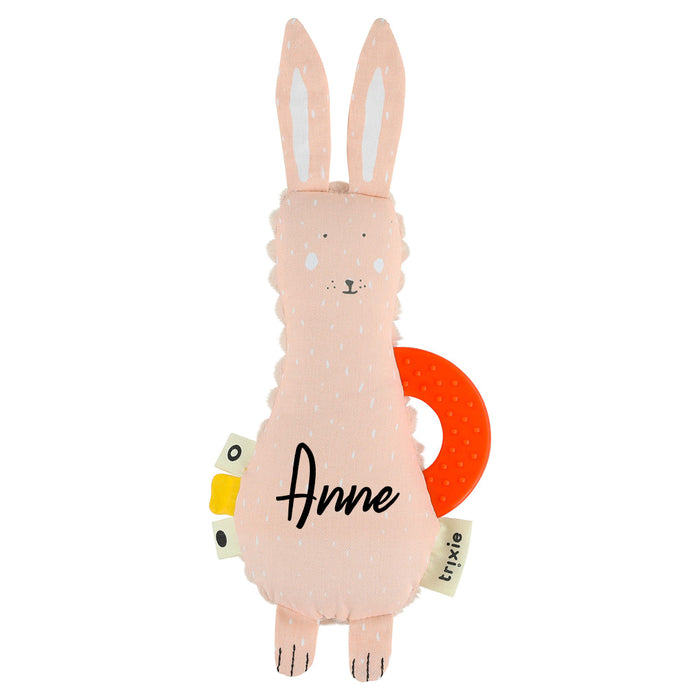 Personalisiertes Mini-Aktivitätsspielzeug Frau Hase von Trixie – rosa Babyspielzeug mit Beißring, Holzring, Spiegel und Glöckchen
