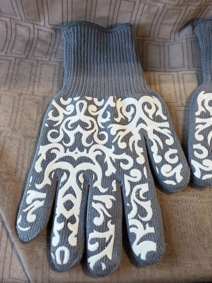 Pair of Temp-Tations by Tara Gray and White Damask Oven Mitts—Size Large