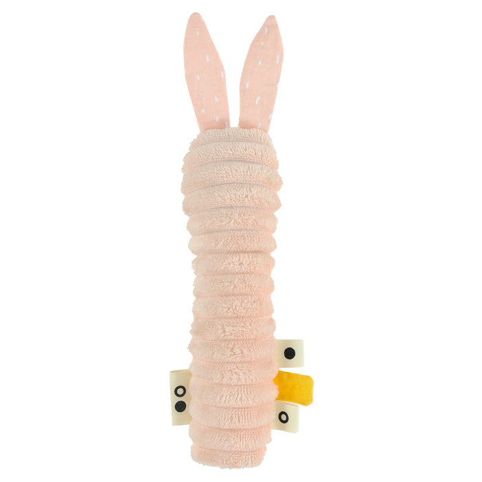 Rosa Trixie Baby-Quietscher Frau Hase – weiches Greifspielzeug mit Hasenmotiv als kleines Geschenk zur Geburt