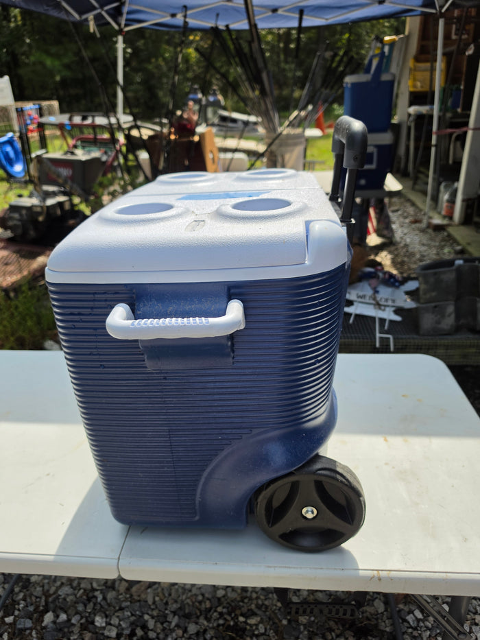 Rubbermaid 67 Can Wheeled Ice Chest