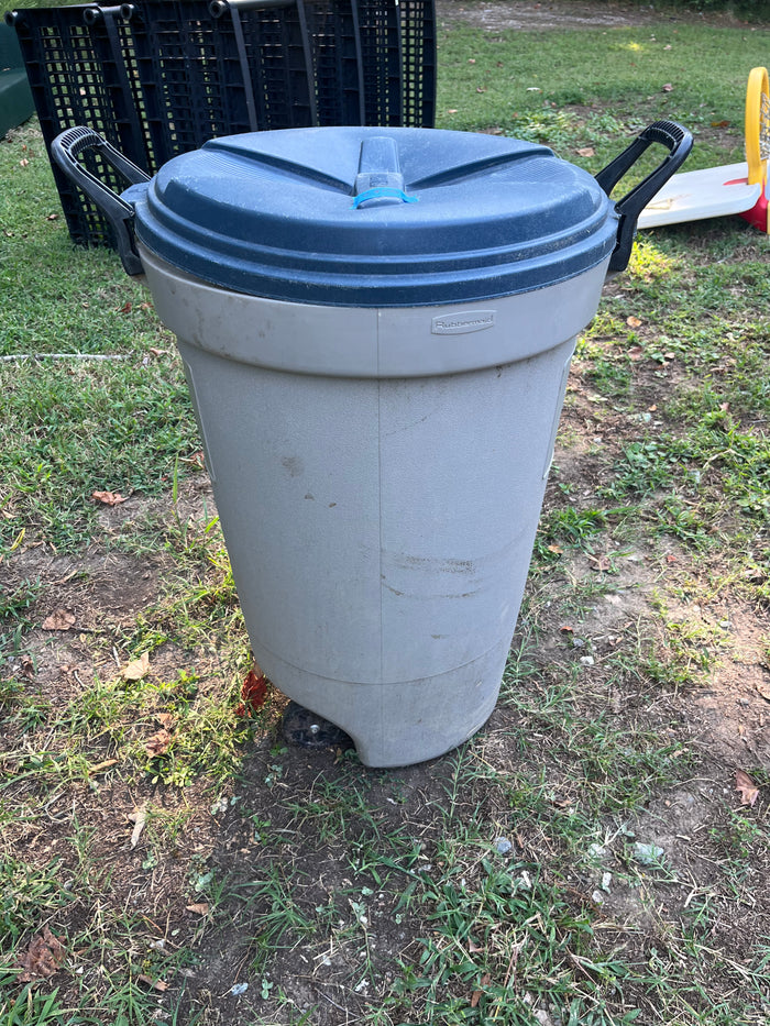 Rubbermaid Roughneck Rolling Plastic Trash Can with Lid, 32"H