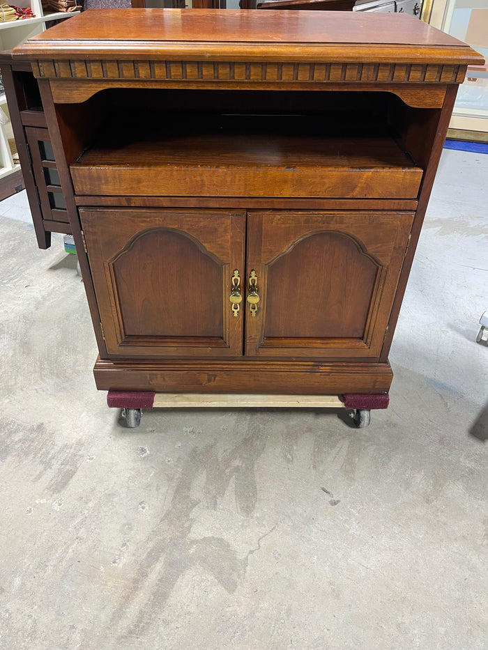 TV Console***HEAVY ITEM*** READ DETAILS ON PICK UP POLICY***