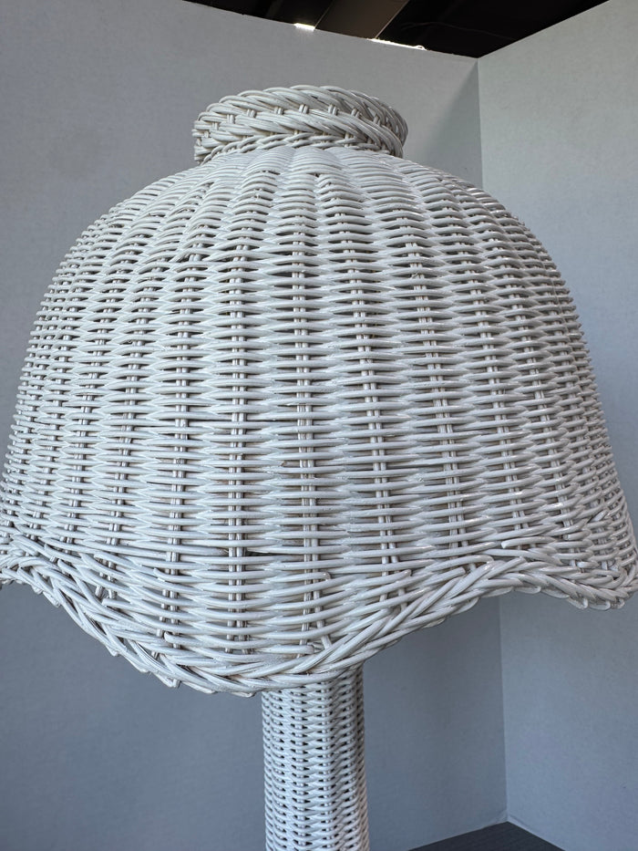 White Wicker Table Lamp (WORKS)